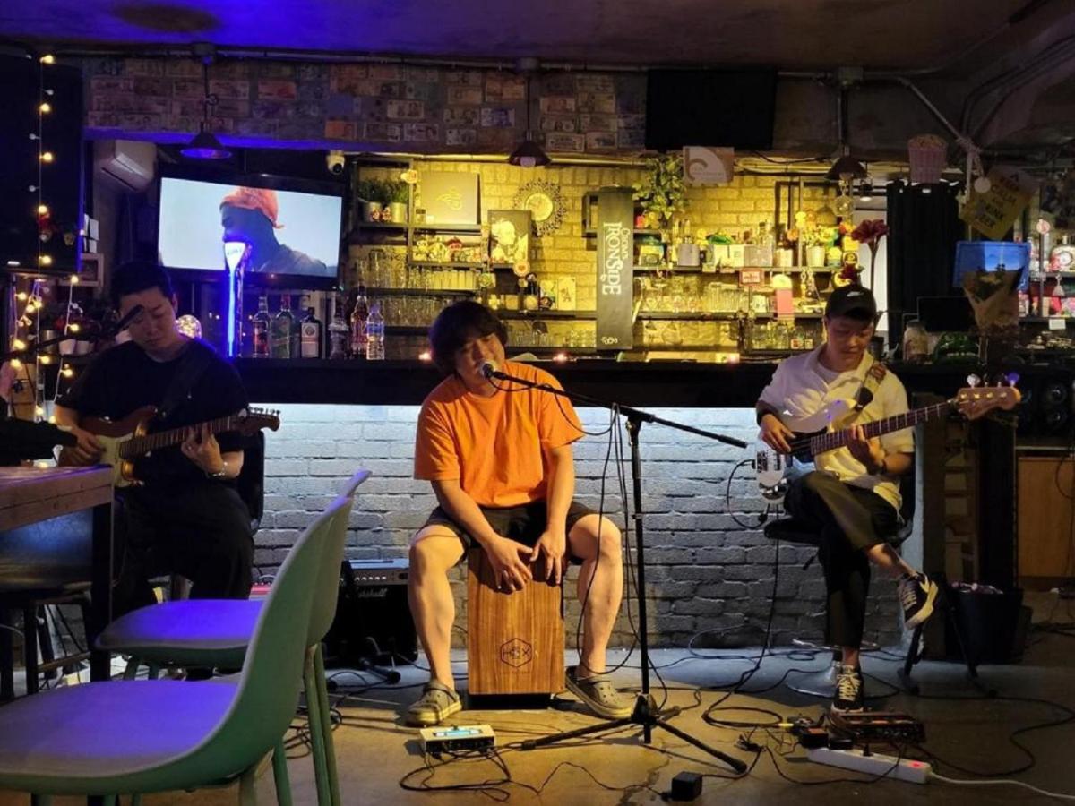 Inno Hostel & Pub Lounge Hongdae Seoul Bagian luar foto
